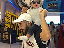 Рэпер Мот впервые показал лицо годовалого сына