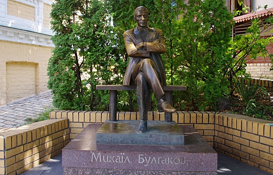 В Киеве собрали подписи за снос памятника писателю Михаилу Булгакову