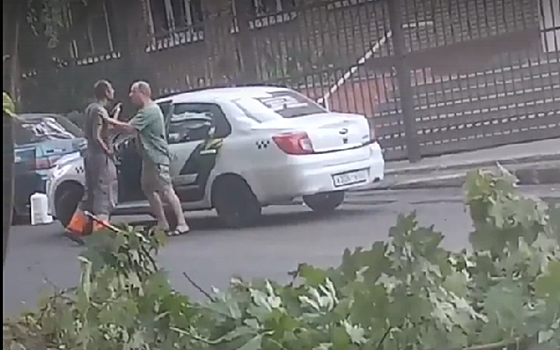 В Рязани дорожник подрался с выехавшим на только что уложенный асфальт таксистом
