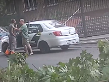 В Рязани дорожник подрался с выехавшим на только что уложенный асфальт таксистом