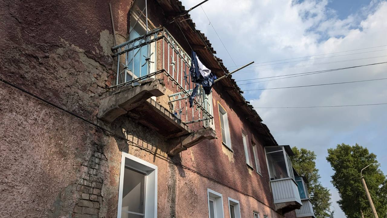 Видео с места обрушения балкона с человеком в Кемерове появилось в Сети