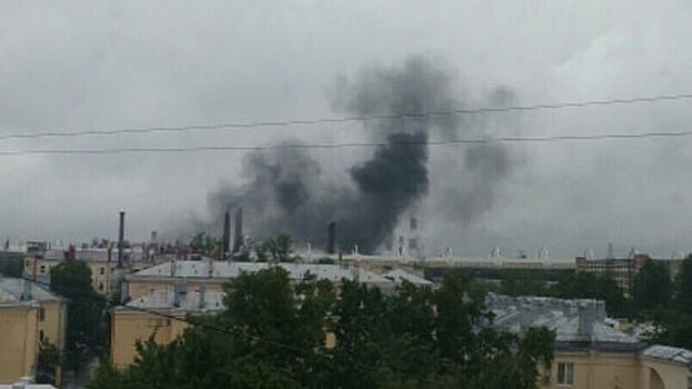 Фото: очевидцы сообщают о пожаре на Кировском заводе в Санкт-Петербурге