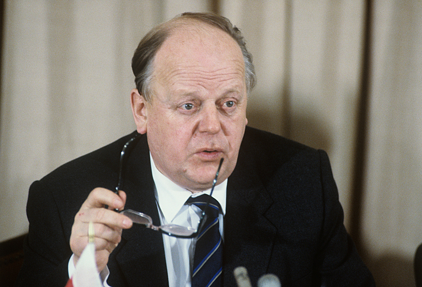 Председатель Верховного совета Республики Беларусь Станислав Шушкевич. Встреча глав государств, членов Содружества Независимых Государств (СНГ) на итоговой пресс-конференции в Минске, 1991 год