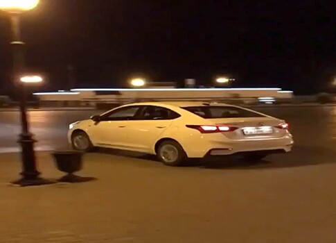 Астраханская полиция наказала парня, катавшегося по набережной на маминой иномарке