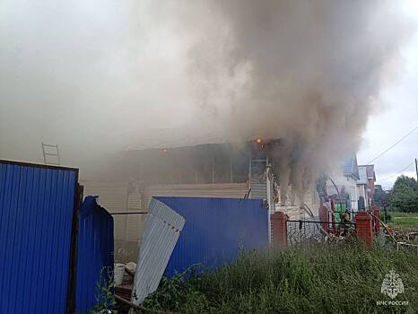 Пожарные спасли мужчину из горящего дома на улице Богдана Хмельницкого в Ижевске