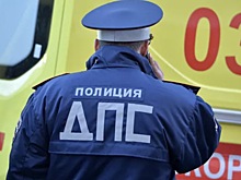 В Петербурге автомобиль врезался в остановку с людьми