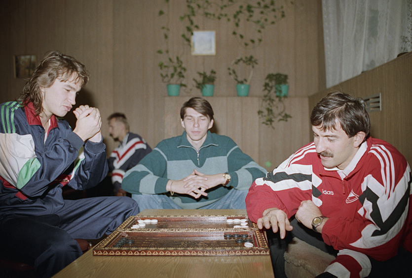 Футболисты московского "Спартака" Д. Радченко (слева), С. Черчесов и А. Чернышев (в центре) во время игры в нарды, 1992