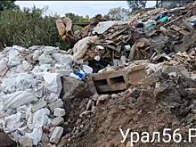 В Оренбурге жители СНТ выложили себе дорогу из мусора