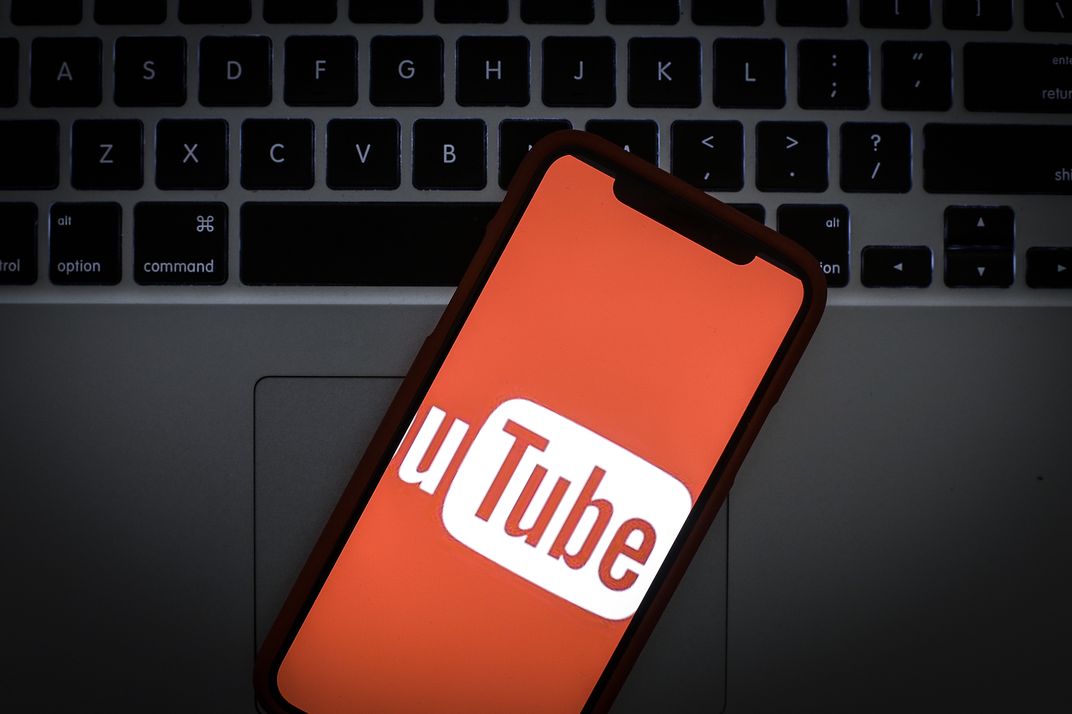 YouTube собирается блокировать спорный контент