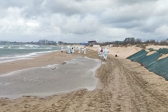 Пальмовое масло у берегов Анапы могло быть сброшено в нейтральных водах