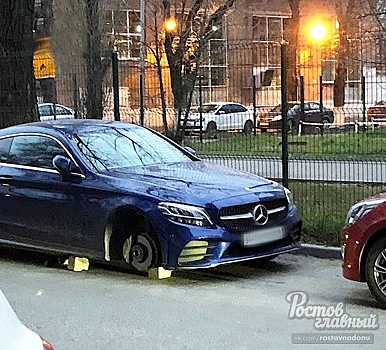 В центре Ростова неизвестные разули Mercedes-Benz