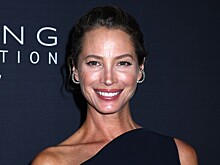 Сына топ-модели Тарлингтон травили в школе из-за откровенного фото матери