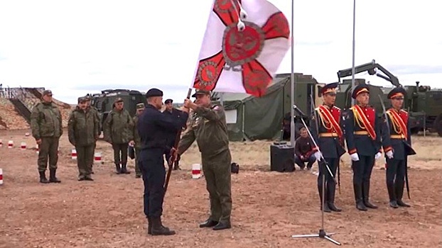Замминистра обороны Булгаков вручил боевое знамя новому ремонтно-восстановительному полку ВС РФ