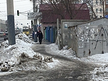 «Одну женщину уже убило, не хочется повторения»: Омичи боятся бетонной плиты, наклонившейся в сторону ...