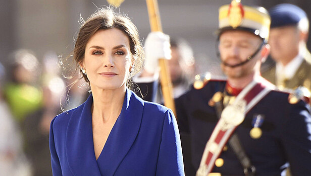 Королева Летиция выбрала для парада платье-смокинг в главном оттенке 2020 года