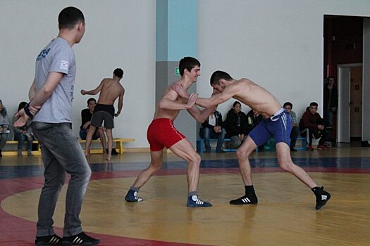 Студенты Владивостока соревновались в борьбе хапсагай