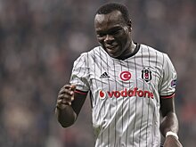 «Бешикташ», играя вдесятером, разгромил «Олимпиакос» и вышел в 1/4 финала ЛЕ