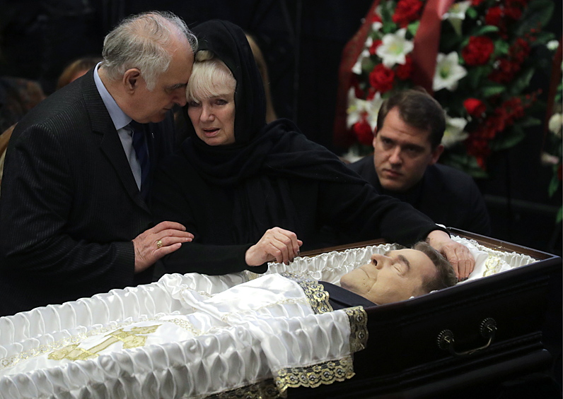  Церемония прощания с актером Алексеем Булдаковым проходит в большом зале Дома кино в Москве