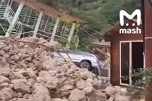 Мощный горный поток обрушился на популярный курорт
