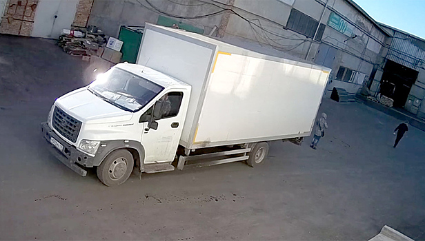 Фургон двигался задом и насмерть задавил человека. Видео