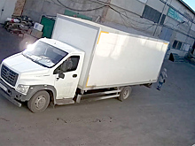 Фургон двигался задом и насмерть задавил человека. Видео