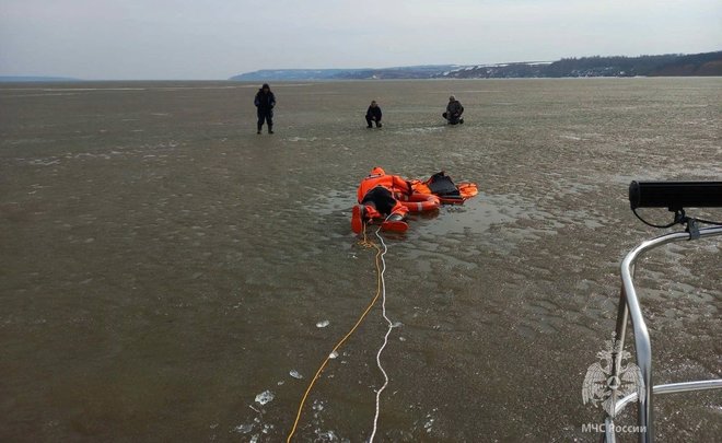 В Татарстане спасли рыбака, провалившегося под лед и еще двух, отрезанных от берега хрупким льдом