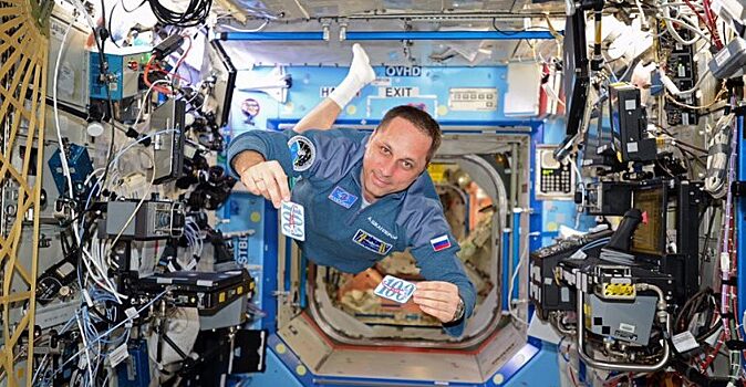 Космонавт показал свое спальное место на борту корабля