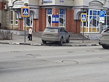 В центре Саратова автохам с красивыми номерами перекрыл дорогу пешеходам