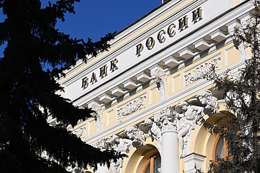 ЦБ обязал банки с октября использовать только российские сервисы по внутренним переводам