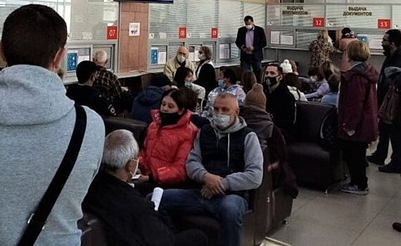 С "Миром" — в очередь: пенсионеры устроили давку в МФЦ Казани