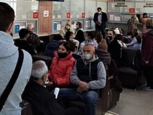 С "Миром" — в очередь: пенсионеры устроили давку в МФЦ Казани