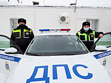 В Самарской области полицейские освободили из снежного плена грузовик