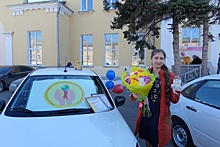 Лучшим учителям Омска подарили автомобили