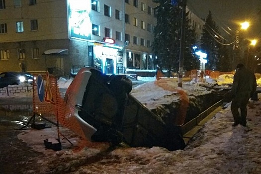 Автомобиль провалился в яму на проспекте Ленина (ФОТО)