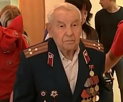 Ветерану войны вручили медаль в Москве спустя 75 лет после боевых действий