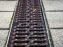 На Изумрудной ливнёвку очистили от листвы