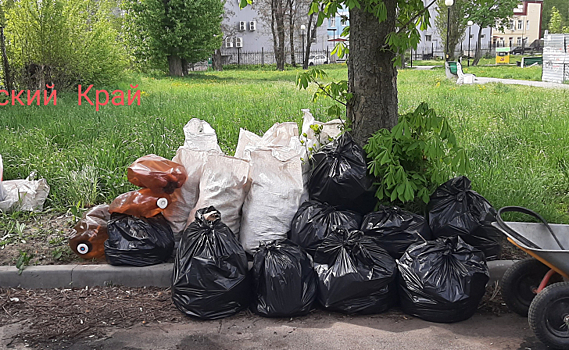 Волонтёры собрали на одной из улиц Курска 18 мешков мусора