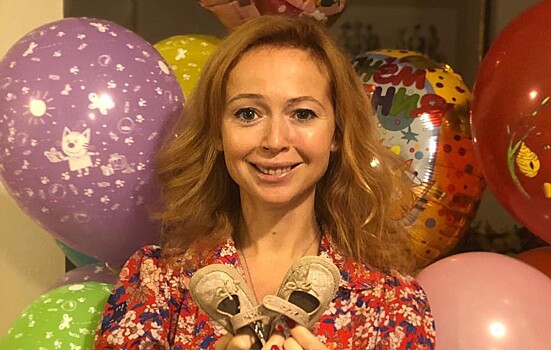 «Спасибо за самое главное счастье в жизни»: 43-летняя Елена Захарова отметила первый день рождения дочки