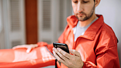 Курьер отказывается подниматься на этаж: имеет ли он на это право