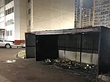 На улице Холмогорова в Ижевске чуть не сгорел припаркованный у мусорки автомобиль