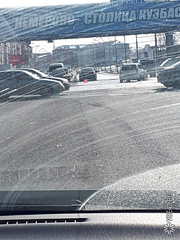 Столкнувшиеся автомобили заблокировали оживленный перекресток в Кемерове