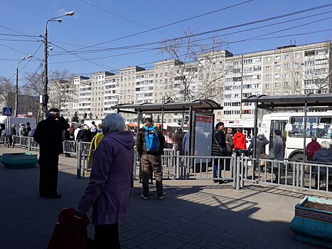 Нижегородцы стоят в пробках по дороге на кладбище