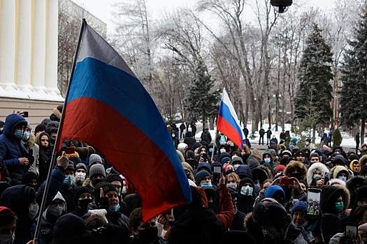 Опустить или отпустить. В Саратове на акции в поддержку Навального задержан 41 человек. Фото и видео