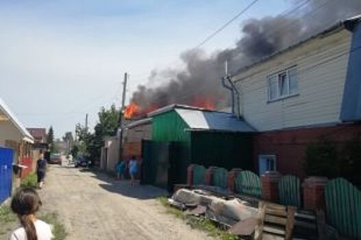 В Новосибирске горит жилой двухквартирный дом