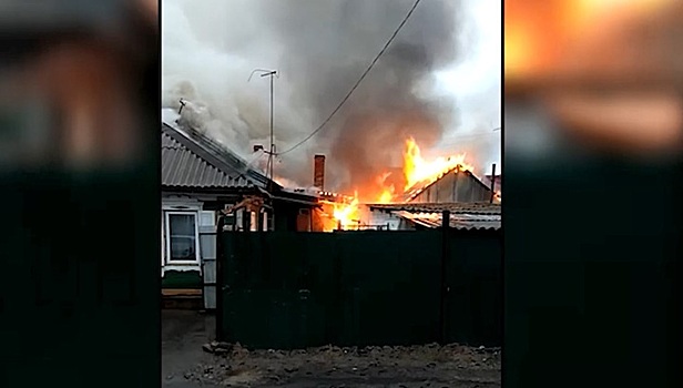 Омские полицейские спасли семью из горящего дома