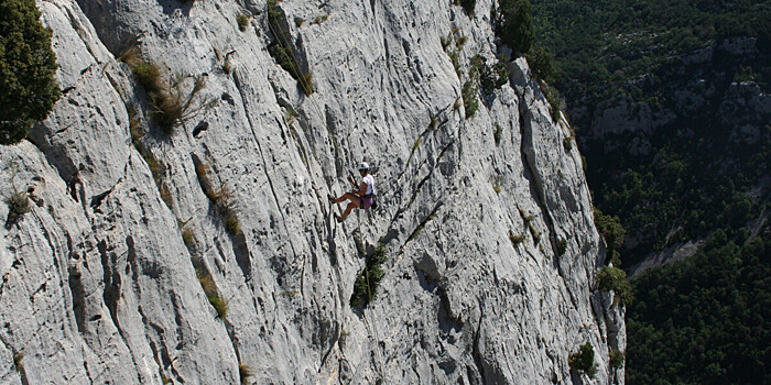 Мужчина выжил после падения с отвесной скалы в Красноярском крае