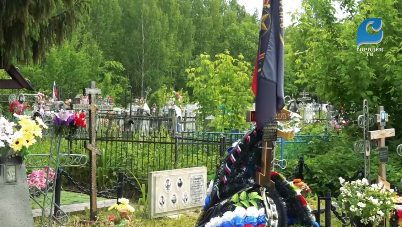 Неизвестные украли российские флаги с могил участников СВО в Городецком районе