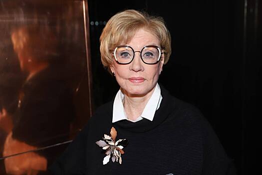 Меньшова показала детское фото Алентовой