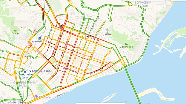 Во время снегопада саратовцы стоят в восьмибалльных пробках