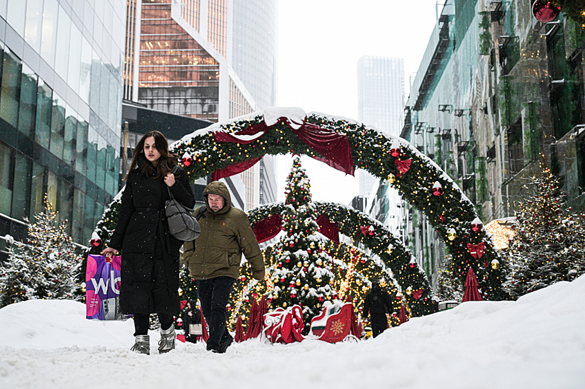 Прохожие во время снегопада в Москве